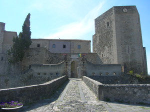 Federico II in Basilicata - Castello di Melfi - particolare dell'ingresso