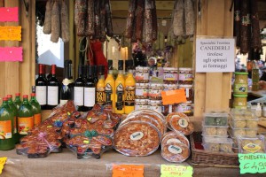 Bancarella di prodotti tipici trentini