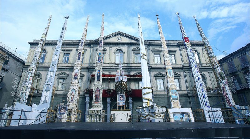 Gigli in Piazza Duomo dopo la sfilata del 2011 (foto Archivio Paolo Peluso – Nola)